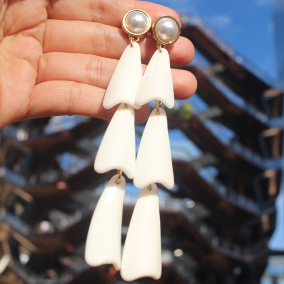 New Chandelier Earrings White Acrylic Multi Layer - Picture 7 of 8
